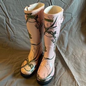 Realtree high rubber rain boots. Pink camouflage.